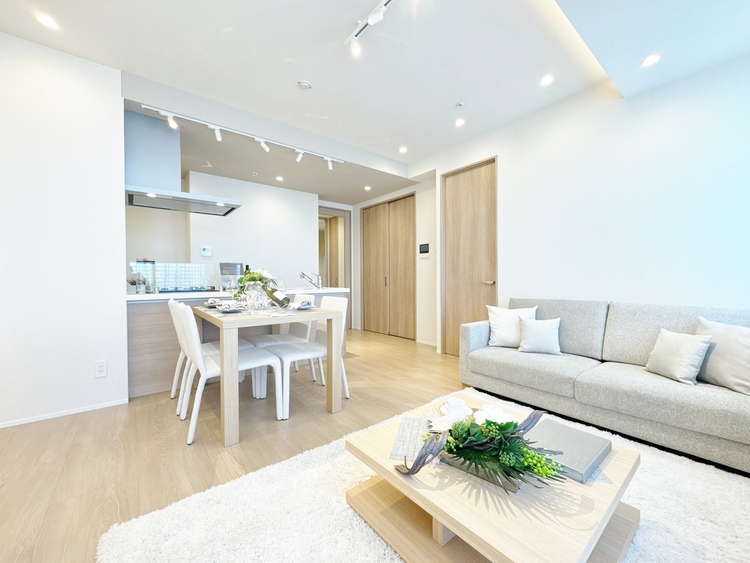 居間 飾り過ぎないシンプルな内装と偏り過ぎないデザインで統一しました。