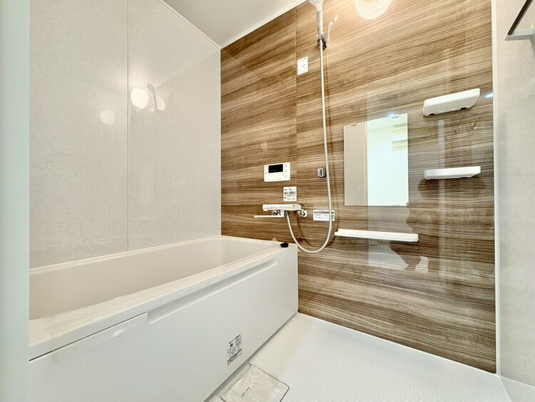 風呂 一日の疲れを癒すバスルームは、心地よいリラックスを叶える清潔感溢れる空間です。