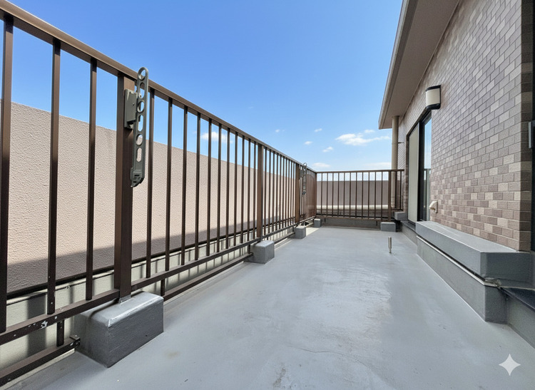 バルコニー 暮らしの中で、光と風を演出してくれるバルコニー。