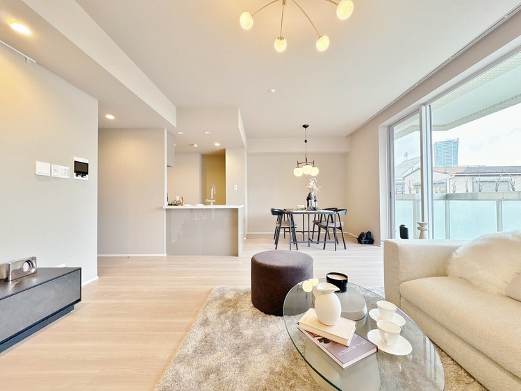 居間 忙しく過ぎゆく日常を置き去るほど、ゆったりした時間が流れるリビング。