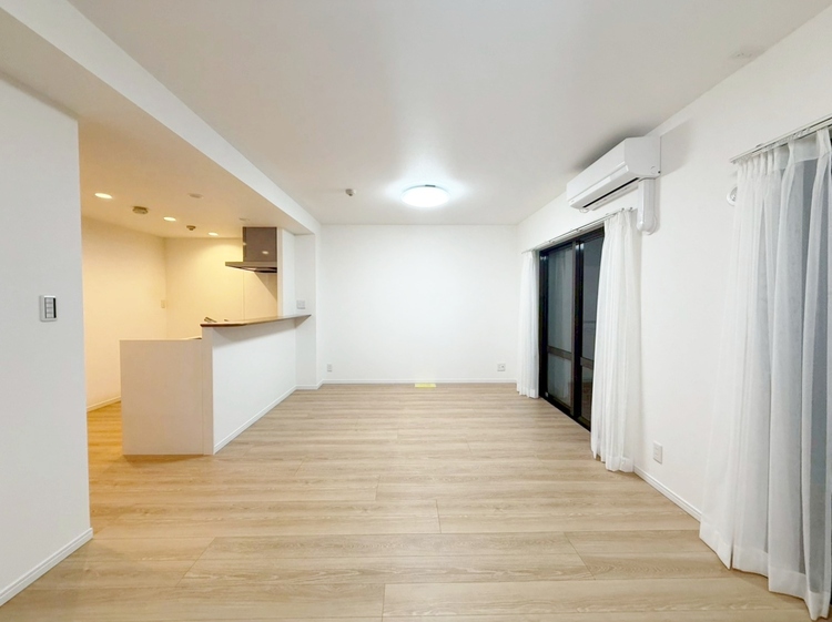 居間 忙しく過ぎゆく日常を置き去るほど、ゆったりした時間が流れるリビング。