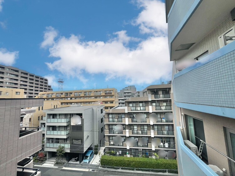 バルコニー 窓を開けると広がる青空。心をリフレッシュして日々を過ごしていきましょう。