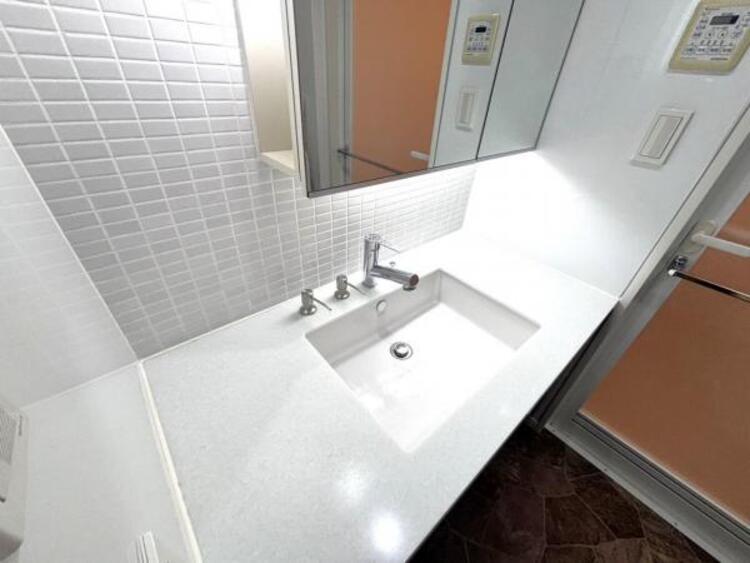 洗面 高級感あふれる洗面化粧台。鏡の裏には収納がたくさんあるため、スッキリと使用できます。