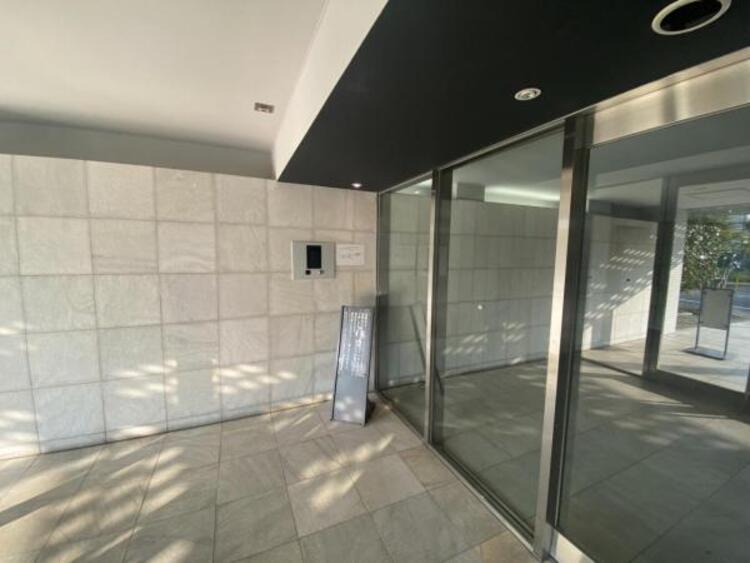 エントランス オートロックのエントランスはカラーモニターで確認できます。不審者の侵入を防ぎます。