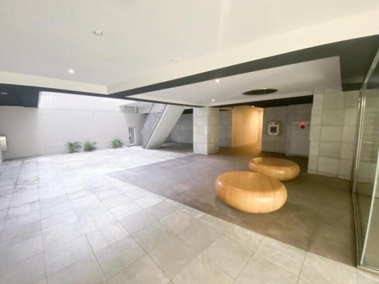 その他 エントランスを抜けると広いロビーがあります。ゆとりのある空間が心地良いですね。