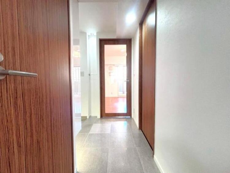 その他 廊下には天然大理石を使用しております。