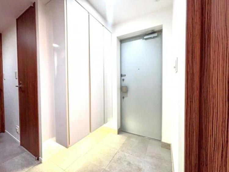 その他 シューズクローゼット下にもライトがあり明るい玄関スペース。