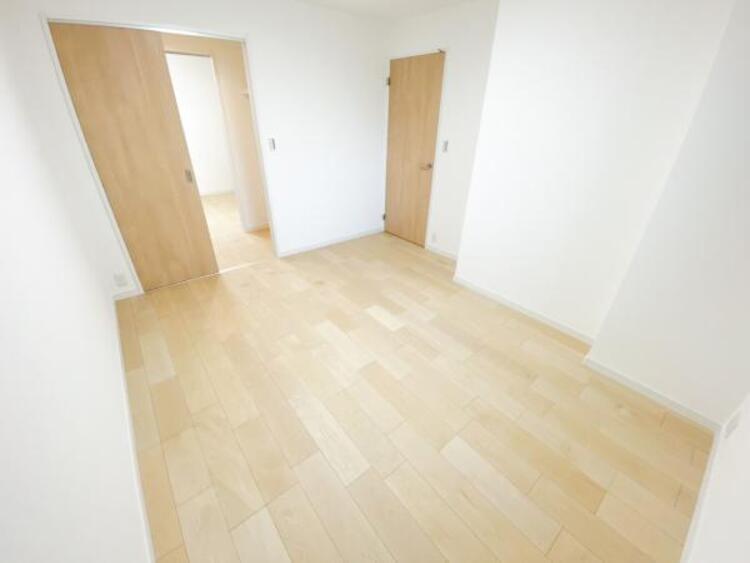 内装 過ぎ行く時間をゆったりと感じることができる落ち着いたお部屋。リビングで楽しく過ごした後はプライベートな時間を満喫できます。静かな環境でリラックスタイムをスタートさせてください。