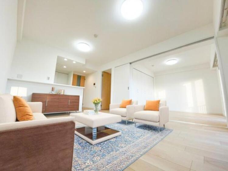 居間 リビング（配置してある家具はCGによるイメージです。）お気に入りのソファで一日ゆったりとくつろぐ時間を最優先にする。寝る前のひととき、柔らかな光の下で画集を開きながら静かなときを過ごしたい。そんな自分スタイルをかなえられる空間です。