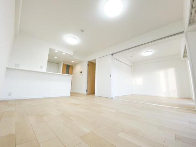 居間 家族はもちろん友人たちもリラックス。仲間を呼び寄せる風通しの良い家。光と風が通るお部屋で充実した毎日を。