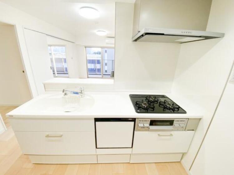 キッチン 広々としたキッチンスペース。食洗機と浄水器が付き、収納力のあるキッチンは料理が捗ります。