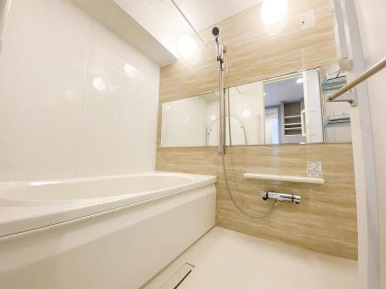 風呂 一日の疲れを癒し、快適に過ごして頂くためにゆったりサイズのバスタブを用意しました。浴室乾燥機付きで雨の日の洗濯も可能です。
