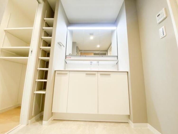 洗面 洗面室は、しっかりとしたスペースを確保。上質な温かみを持つカラーで統一されています。ワイドな洗面台は収納力もありいつでもすっきりとした洗面室に。