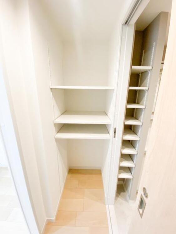 収納 パントリーは、キッチンに隣接して設けられる収納スペースです。 食品や飲料のほか、日常使う頻度の少ない調理器具や什器類をストックして下さい。リビングの収納としても利用できます