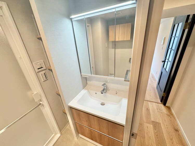 その他 清潔感を感じられる洗面化粧台。