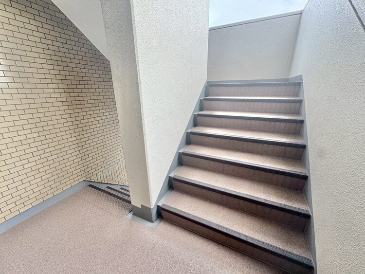 その他 共用部の階段です。明るく清潔に管理されています。