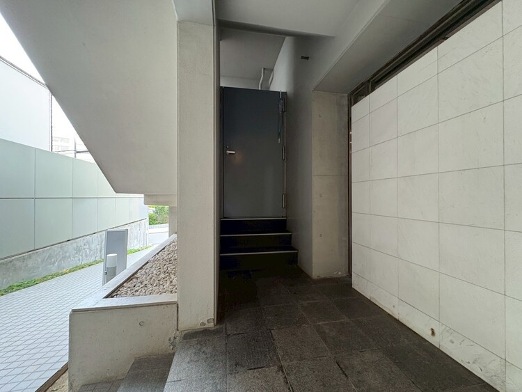 その他 共用部の階段です。明るく清潔に管理されています。