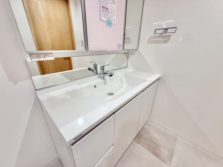 その他 清潔感を感じられる洗面化粧台。