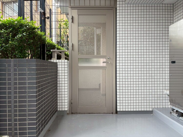 その他 共用部の階段です。明るく清潔に管理されています。