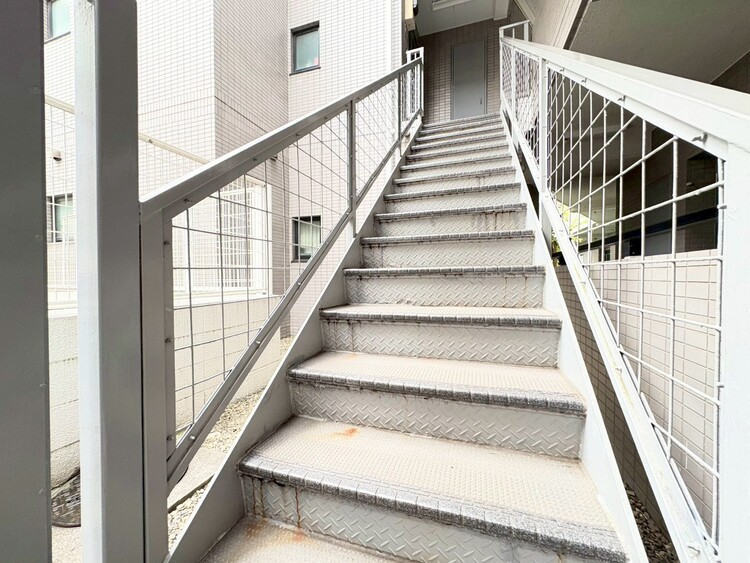その他 共用部の階段です。明るく清潔に管理されています。