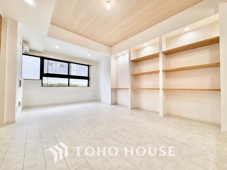 内装 ここにはみんなが集い、食事と楽しい会話が始まる。話に夢中になりすぎて、ついつい時を忘れ夜半過ぎになってしまう。そんな束の間の幸せを感じさせてくれる場所でありたい。