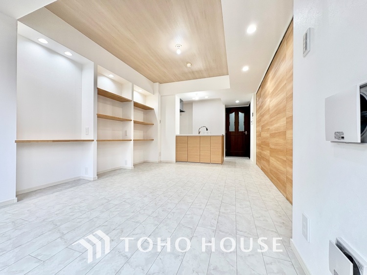 内装 大きなリビングは、高級感漂う設えとゆとりある広さで安心をもたらす特別な場所。暮らしの中心にふさわしい空間です。