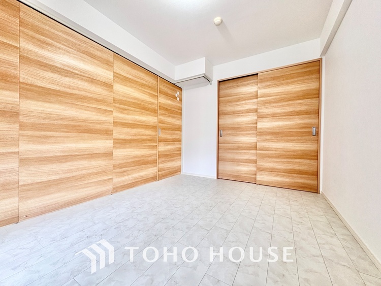 内装 堂々とした広さを誇るリビングは、優雅な開放感と安心感を兼ね備えた上質な空間。ご家族の時間を一層贅沢に演出します。