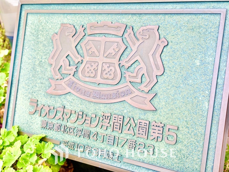 外観 ほんの少しのこだわり。ちょっとした色使いがその家がもつ雰囲気、趣（おもむき）を携え、暮らす家族や訪ねてくる友人・知人に新鮮な香りを運んできます。