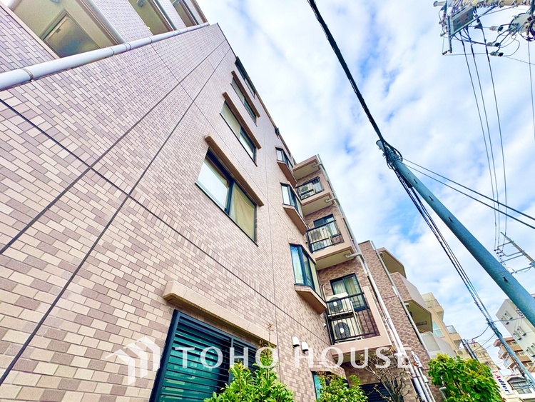 外観 堂々とした広さを誇るリビングは、優雅な開放感と安心感を兼ね備えた上質な空間。ご家族の時間を一層贅沢に演出します。