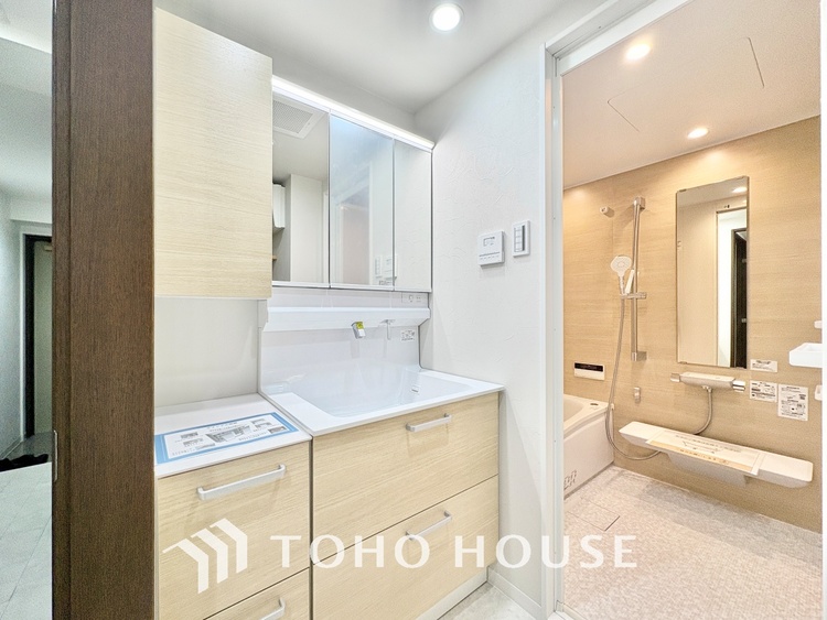 洗面 清潔感あふれる洗面化粧台で、毎日の身支度を快適にサポートします。