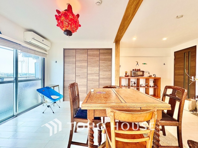 内装 叶えたかったのは落ち着きのあるナチュラルな風合い。そして開放感があるリビング。優雅な気分に浸れる幸せな時間をこの空間で。