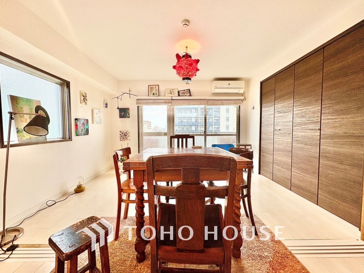 内装 太陽の光をスマートにリビングへ。時によって変化をもたらす採光。朝は目覚め、昼は安らぎ、そして夕時は温もりを。