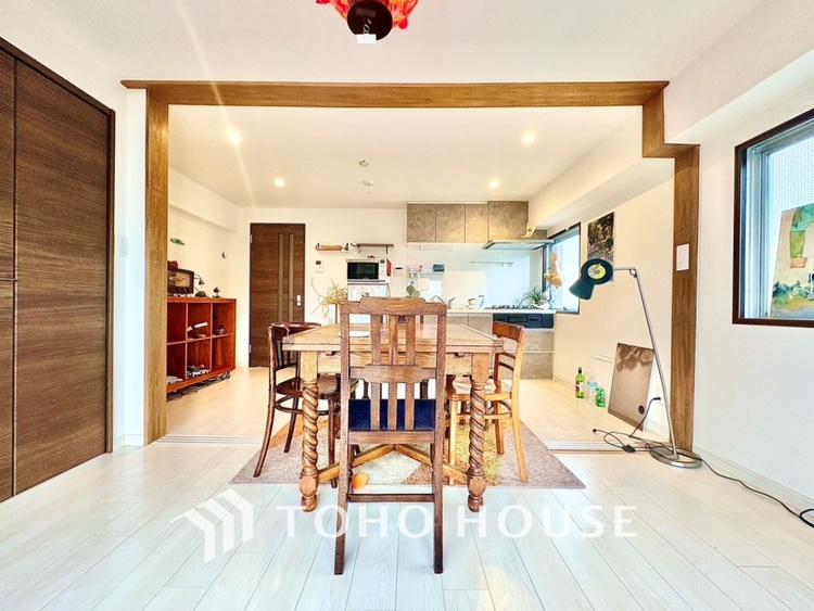 内装 太陽光をたくさん感じながら、明るく豊かな暮らしを約束する住まい。四季の移ろいを感じながら過ごす毎日。なんとなく幸せ。