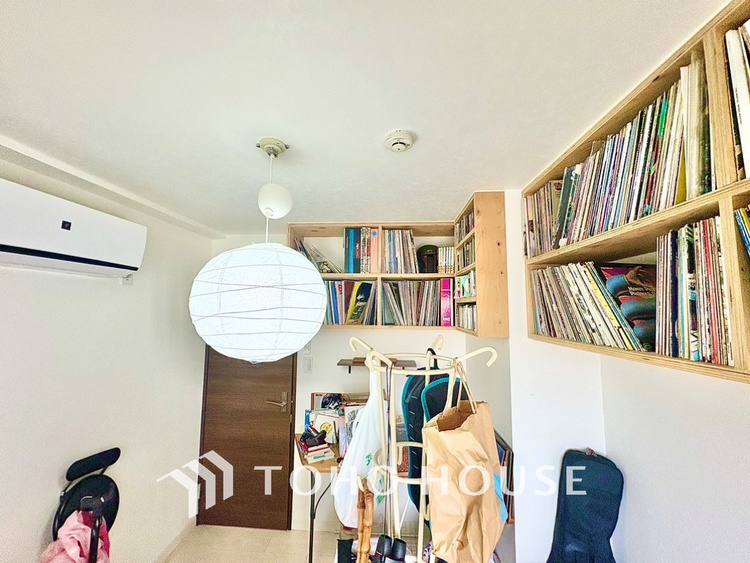 内装 プライベートルームでは静かに時を過ごしたい。読書をして、物思いにふける。光りに満たされた安らぎの空間。