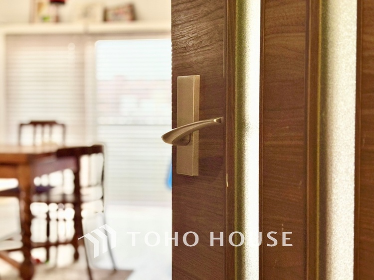 内装 どこまでも空いていそうな、空への空間。まばゆいばかりの太陽光が降り注ぐ。