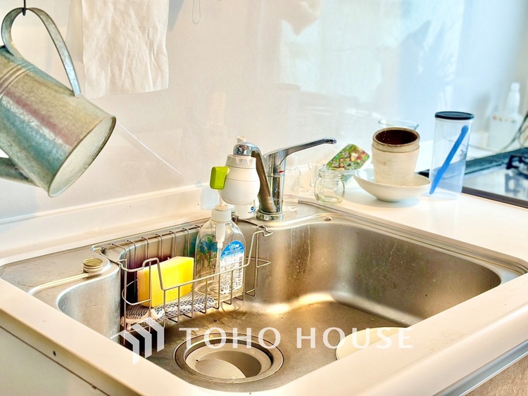 キッチン 蛇口からはクリーンな水がいつでも楽しめる。また浄水器内臓シャワー混合栓なので場所取らずのスッキリとしたスタイル。