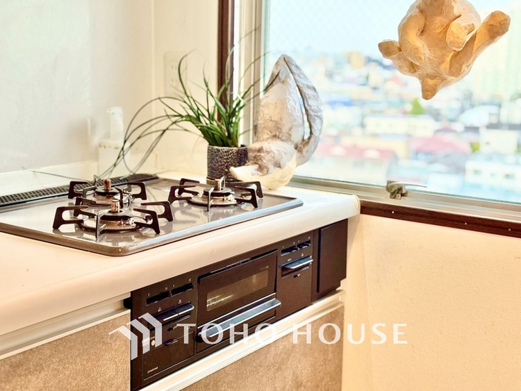 キッチン 可能な限り余計なものを省いた3口コンロ。美しさと機能性を兼ね備えたスタイルはきっと何年もあなたの味方です。