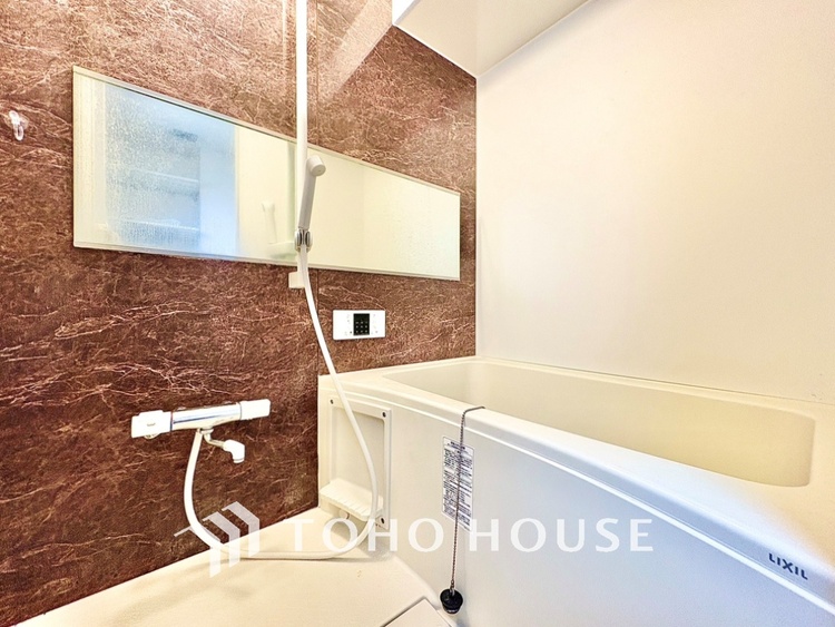 風呂 光に照らし出されたバスルーム。適度な湿度と静かに揺れる眼前の水面。広い浴槽にゆっくりと身を沈め深く瞑想をすれば、明日への新たな活力が膨らんでくる。