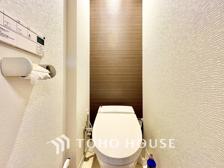 トイレ 清潔感と明るさ、最新の設備を備えたトイレ。