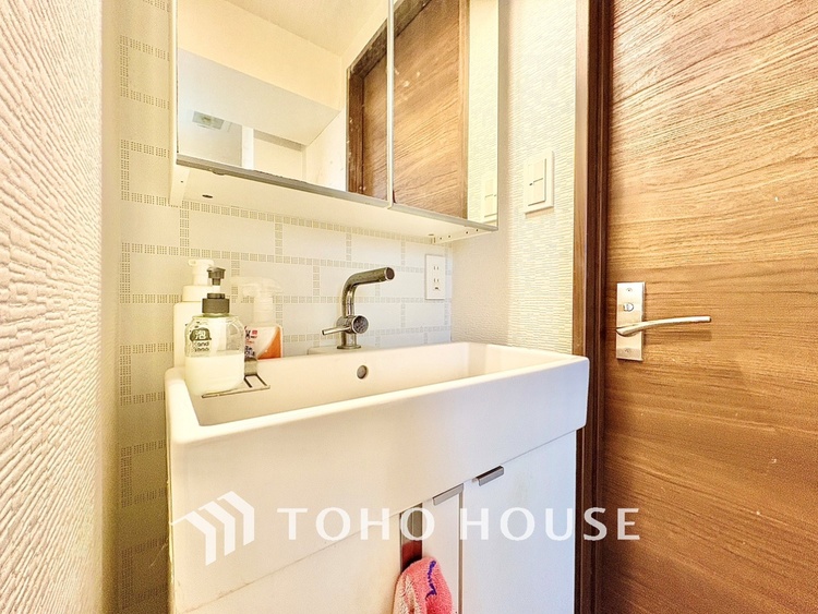 洗面 【Wash basin】十分な大きさの洗面台は収納力大。身だしなみチェックや歯磨きなど、朝の慌ただしい時間でも余裕とゆとりを感じられる。