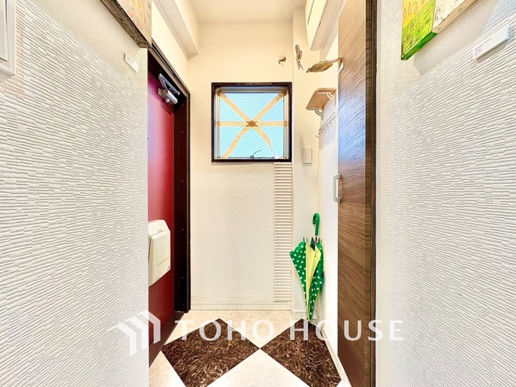 玄関 真っ直ぐに行く。新たな生活へ。これから歩むその一足がまた新たな道となる。