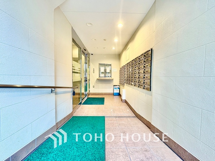 エントランス 高級感溢れるエントランス。新築時の造りの良さが伺える。