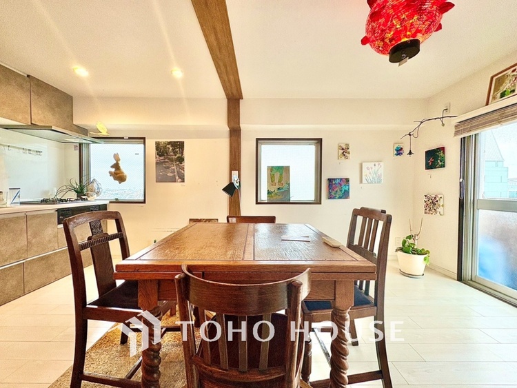 その他 太陽光をたくさん感じながら、明るく豊かな暮らしを約束する住まい。四季の移ろいを感じながら、我が子の成長を見守る。そんな家がここに。