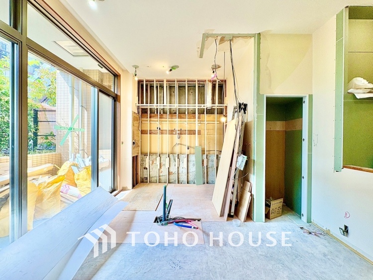 内装 夕暮れ時に迎える優しい光。暖かく心休まるほっとする瞬間。家族のもとへ。幸せのもとへ。