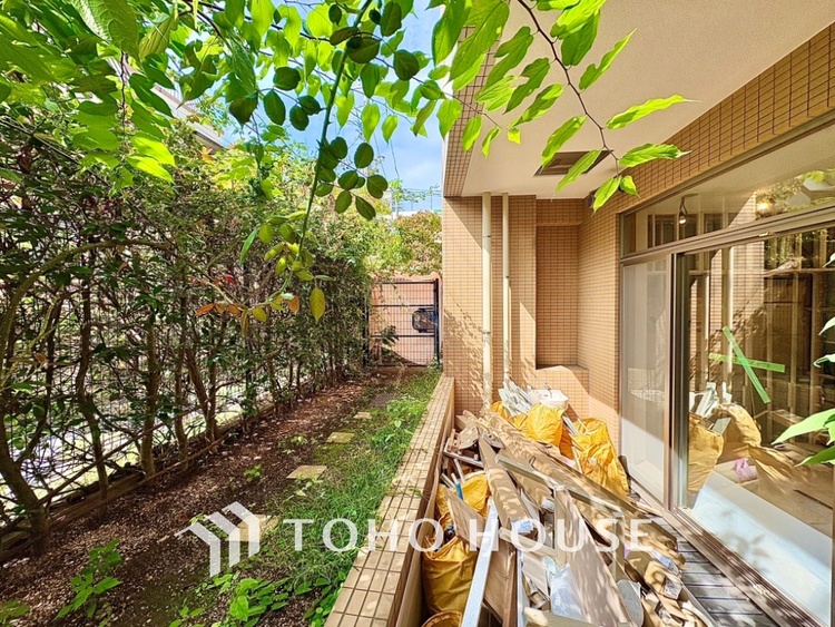 バルコニー ここからは空が遠くまで見える。紺碧、曇天、茜色。心もともに映り変わる。東京にもあったんだ。こんな景色が・・・。