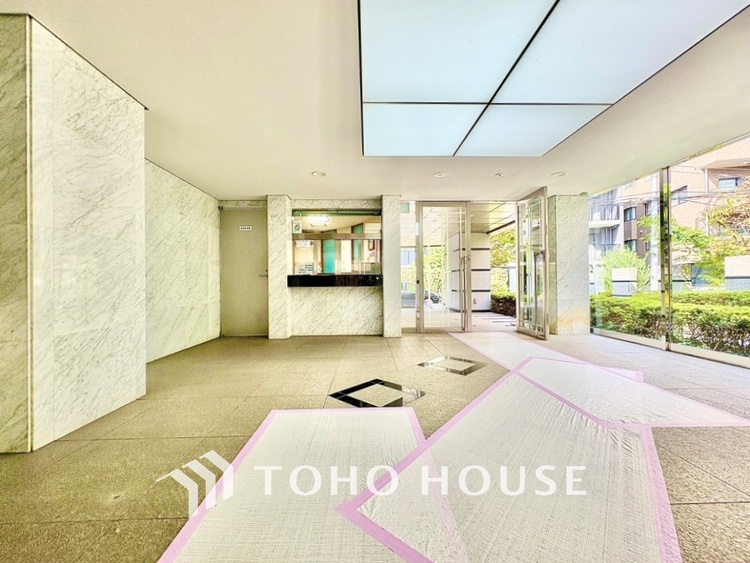 その他 高級感溢れるエントランス。新築時の造りの良さが伺える。