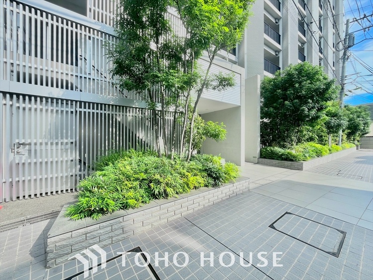 外観 青空とサンシャインに抱かれた眩い住まい。光り輝く太陽光を抱き、体の芯からあたたまるお住まいです。バルコニーに出て、自然の風に包まれるのも気持ちいいですね。