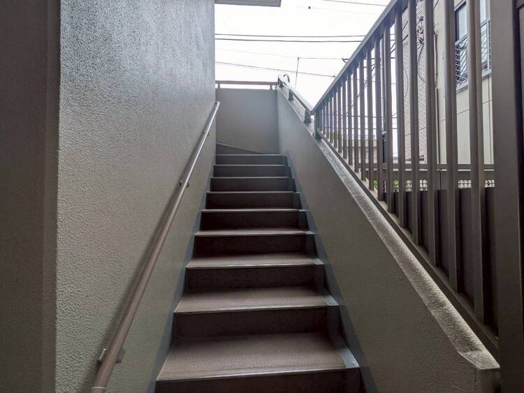 設備 共用部の階段です。明るく清潔に管理されています。