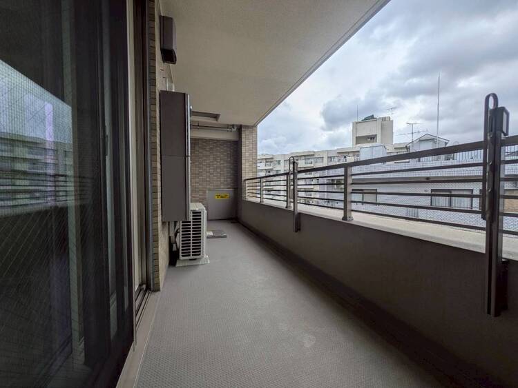 バルコニー 朝の澄んだ空気や、夕方に吹く清々しい風を感じられるバルコニー。