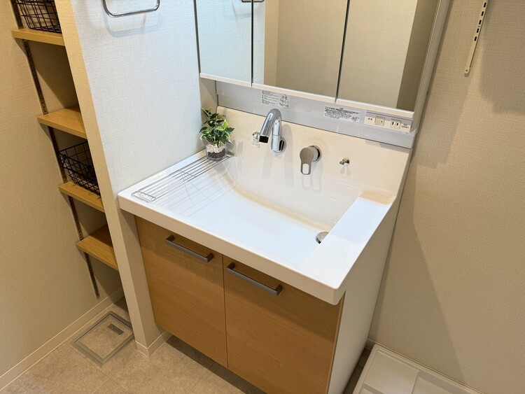 その他 清潔感を感じられる洗面化粧台。